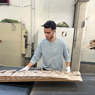 mahdi als aushilfe als produktionshelfer